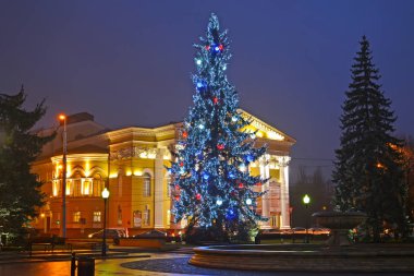 Kaliningrad, Rusya - 14 Aralık 2016: A yeni yıl ağacı daha önce bölgesel bina Dram Tiyatrosu