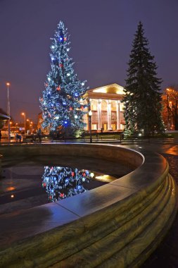 Kaliningrad, Rusya - 14 Aralık 2016: A yeni yıl ağacı daha önce bölgesel bina Dram Tiyatrosu