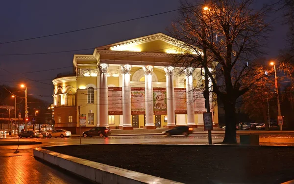 Kaliningrad, Rusko - 14. prosince 2016: Pohled na budování regionální činoherní divadlo v večer — Stock fotografie