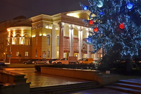 KALININGRAD, RUSSIA - 14 DICEMBRE 2016: Albero di Capodanno e costruzione del teatro drammatico regionale nella serata invernale — Foto Stock