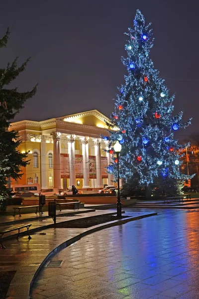 Kaliningrad, Rusland - 14 December 2016: nieuwe jaar boom en gebouw van regionale drama theater — Stockfoto