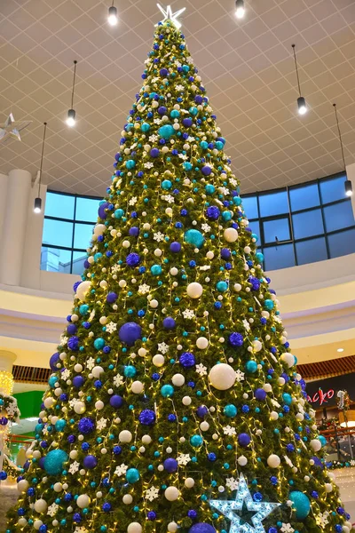 KALINININGRAD, RÚSSIA - 21 DE DEZEMBRO DE 2016: Uma árvore de Ano Novo no shopping center — Fotografia de Stock