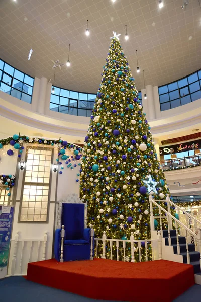 KALININGRAD, RUSSIA - DECEMBER 21, 2016: A big New Year tree in shopping center — Stock Photo, Image