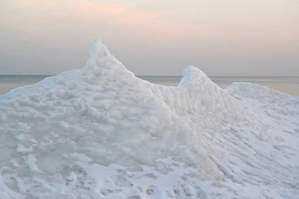 Gelo sulla costa del Mar Baltico la mattina presto. Paesaggio Winte — Foto Stock