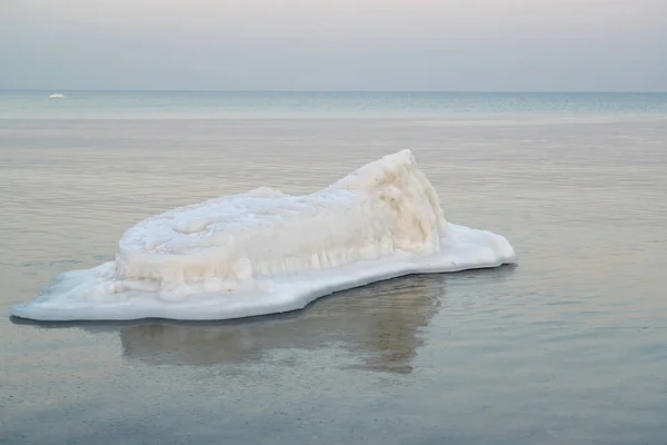 Het ijs eiland in de Oostzee — Stockfoto