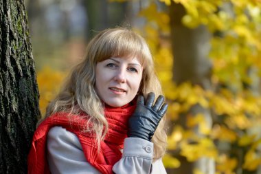 Genç kadın saç siyah eldiven elinde yukarı