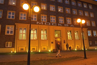 Kaliningrad, Rusya - 17 Aralık 2016: Moskova cephe otel akşam. Moskova binasında Rus metin