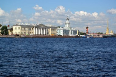 St. Petersburg, Rusya - 11 Temmuz 2016: Görünüm Universitetskaya dolgu ve güneşli günde büyük Neva