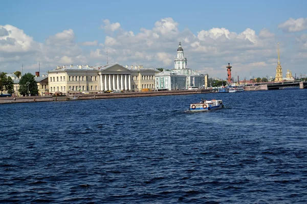 ST. PETERSBURG, RUSSIA - JULY 11, 2016: View of Universitetskaya  Embankment and Big Neva in the summer sunny day — Stock Photo, Image