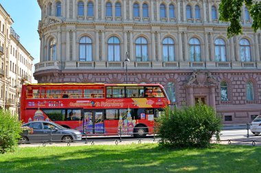 St. Petersburg, Rusya Federasyonu - 11 Temmuz 2016: Çift katlı kırmızı gezi otobüs Admiralteyskaya dolgu üzerinde gidiyor