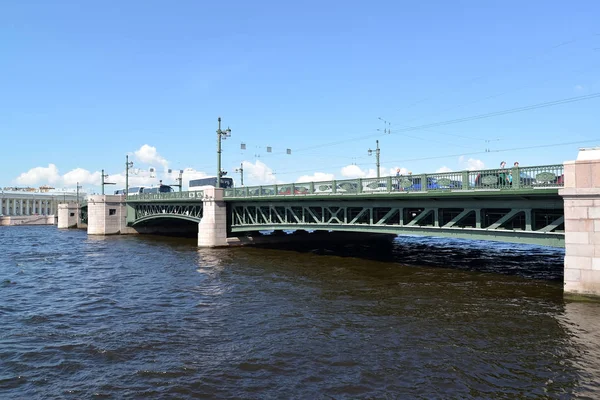 St. Petersburg, Ryssland - 11 juli 2016: En vy av Palace Bridge genom Neva — Stockfoto