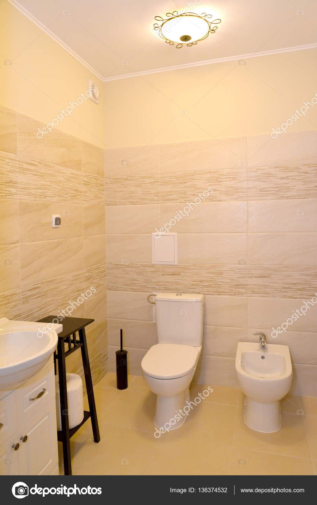 Interior del baño en tonos claros — Foto de stock © vodolej #136374532