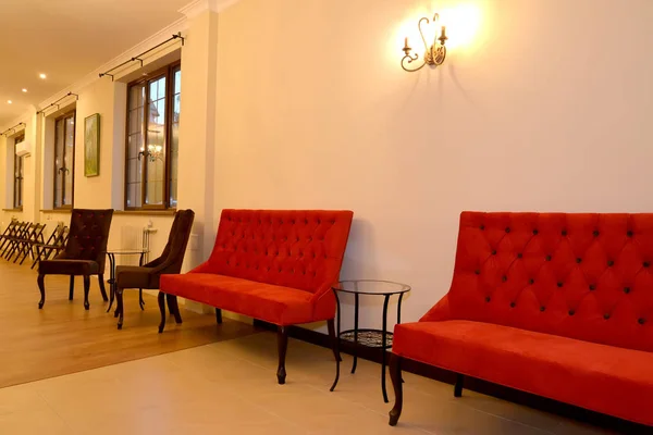 Polstermöbel kosten an einer Wand in der Halle. Innenraum — Stockfoto