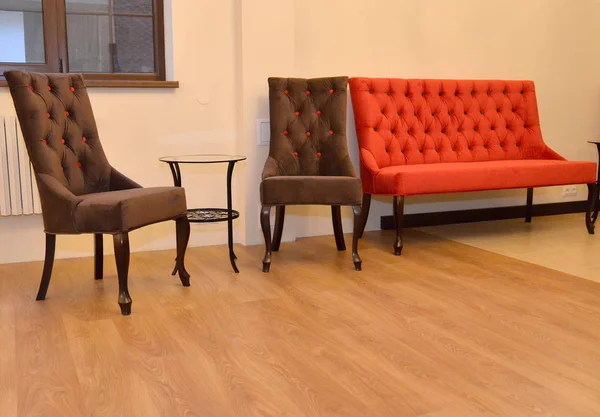 Duas cadeiras suaves e suporte de sofá em uma parede em uma sala de estar. Interior — Fotografia de Stock