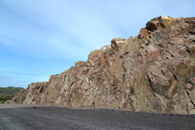 Toprak yol geliştirme dağ kayalık doğurmak görünümünü. Kola Yarımadası