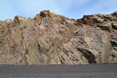 Granit kayalık doğurmak geliştirilmesi. Kola Yarımadası