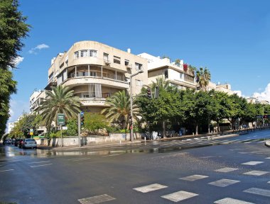 Tel Aviv, İsrail - 08 Ekim 2012: Bir yağmur sonra Tel Aviv sokak