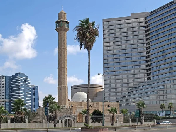 TEL AVIV, ISRAEL - OCTOBER 05, 2012:  Mosque Hasan-beat in Tel Aviv and David Intercontinental hotel — Stock Photo, Image