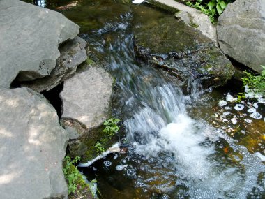    Taşlar arasında düşer