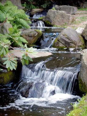Taşlar arasında düşer