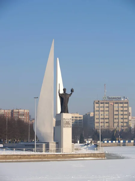 Kaliningrad, Ryssland - 16 februari 2012: Monument till Nicholas The Undergörarens och dog fiskare. Rysk text Nicholas The Undergörarens — Stockfoto