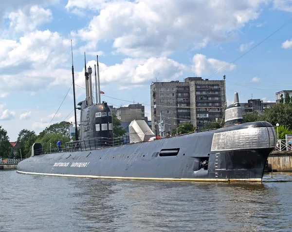 加里宁格勒，俄罗斯-2011 年 7 月 24 日︰ B-413 潜艇谎言的世界海洋博物馆旁边 — 图库照片