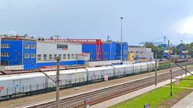 Kaliningrad, Rusya - 16 Ağustos 2014: Jsc Baltkran varlığı ve Kutuzovo-Gorky bir tren istasyonu bir görünüm