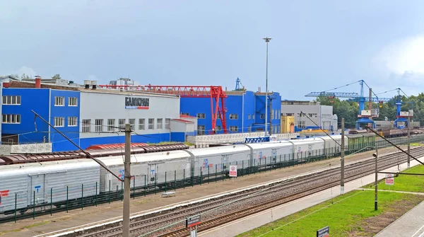 KALININGRAD, RUSSIE - 16 AOÛT 2014 : Une vue sur les magasins de l'entité de JSC Baltkran et une gare de Kutuzovo-Novoye — Photo