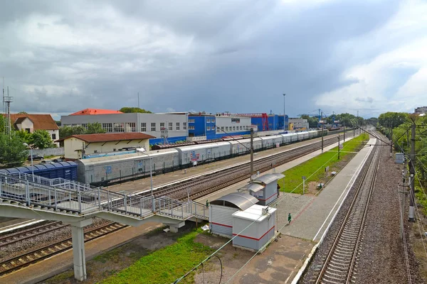 KALININGRAD, RUSSIE - 16 AOÛT 2014 : Vue sur une gare de Kutuzovo-Novoye et la boutique de l'entité de JSC Baltkran — Photo