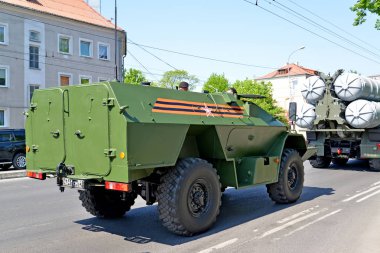Kaliningrad, Rusya - 09 Mayıs 2016: Sovetsk prospektüs onuruna Zafer Bayramı geçit sonra yönetimi Kaliningrad zırhlı araç 
