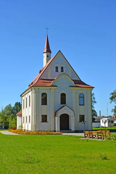 La construction d'une chapelle catholique de la Mère de Dieu en deuil (l'ancienne chapelle catholique de Velau). Znamensk, région de Kaliningrad — Photo