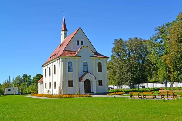 Das gebäude der römisch-katholischen pfarrei der trauernden mutter Gottes (die ehemalige katholische kapelle velau). znamensk, Kaliningrader Gebiet — Stockfoto