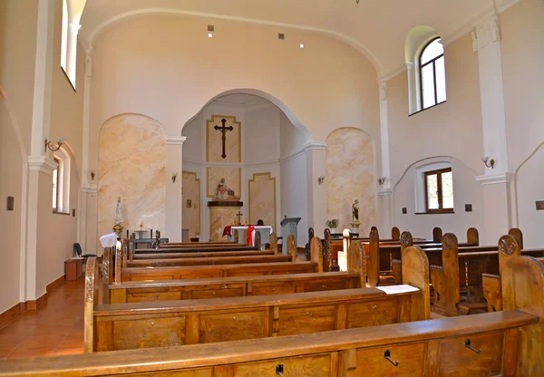 Wnętrze Parafia rzymskokatolicka żałoby Matki Bożej. Znamensk, Kaliningrad region — Zdjęcie stockowe