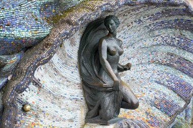 Svetlogorsk, Rusya - 13 Nisan 2014: Bir bronz heykel bir lavaboda renkli mozaik gelen 