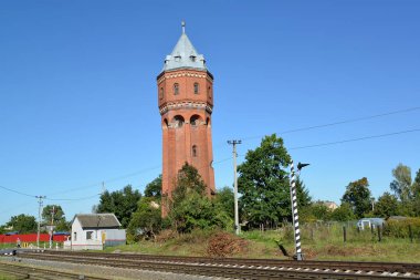 Şehir su kulesi Velau demiryolu geçişi hakkında. Znamensk, Kaliningrad bölgesi