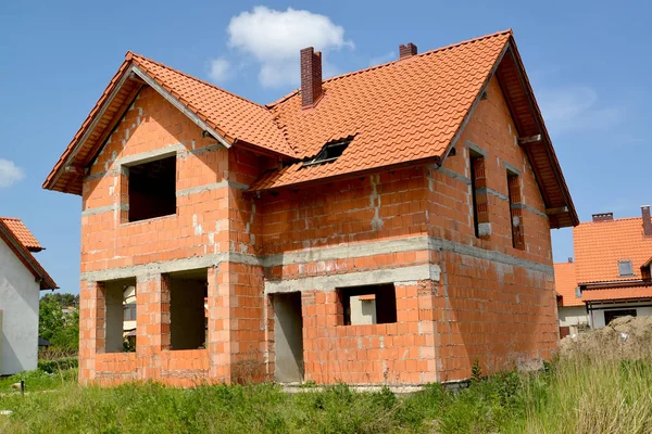 Construcción de una casa de campo de bloques de cerámica roja —  Fotos de Stock