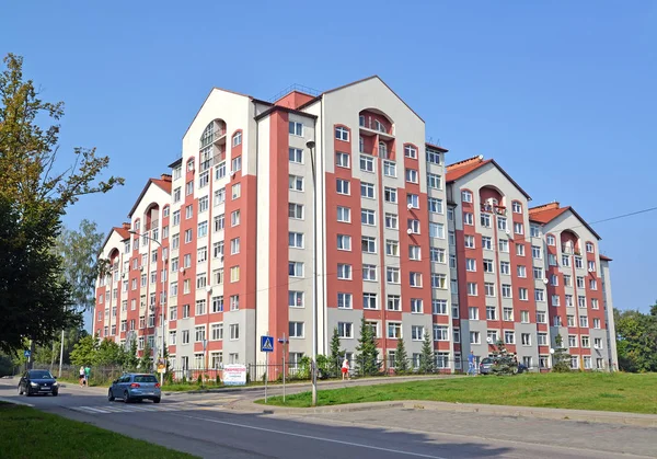 SVETLOGORSK, RUSSIA - 11 SETTEMBRE 2016: Nuovo complesso residenziale "Polvere d'oro " — Foto Stock