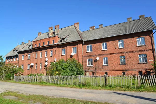 Casa velha da construção alemã na Rua Vokzalnaya em Znamensk, a região de Kaliningrado — Fotografia de Stock