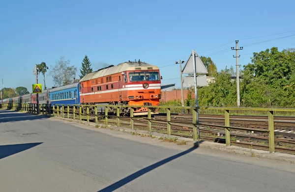 ZNAMENSK, RUSIA - 15 DE SEPTIEMBRE DE 2016: La locomotora de la serie TEP70-0518 tiene suerte de que el tren de pasajeros — Foto de Stock