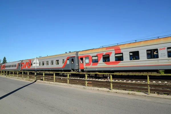 Znamensk, Rusya Federasyonu - 15 Eylül 2016: On rails yolcu treni atılıyor — Stok fotoğraf