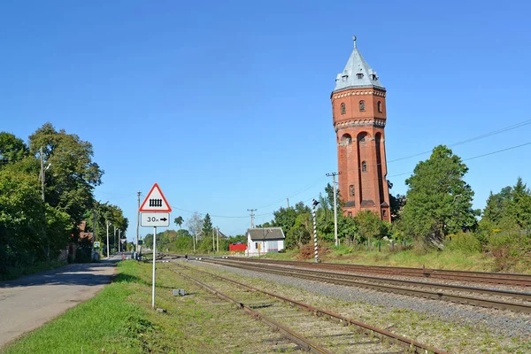 Vue d'un château d'eau de Velau et des voies ferrées. Znamensk, région de Kaliningrad — Photo