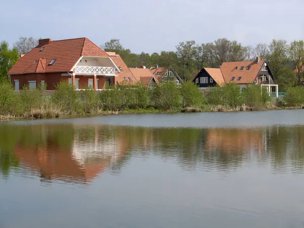 O assentamento de casa de campo na margem do lago — Fotografia de Stock