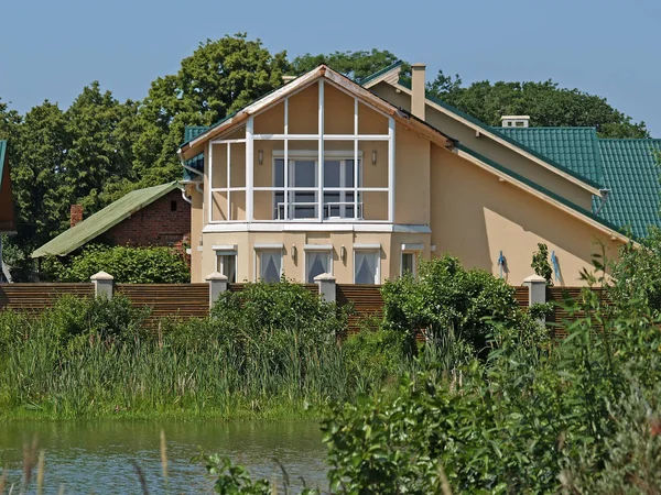 La maison d'hôtes au bord du lac — Photo