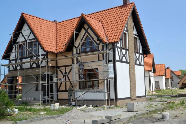 KALININGRAD REGION, RUSSIA - JUNE 01, 2016: Finishing works on a  facade of a new cottage — Stock Photo, Image