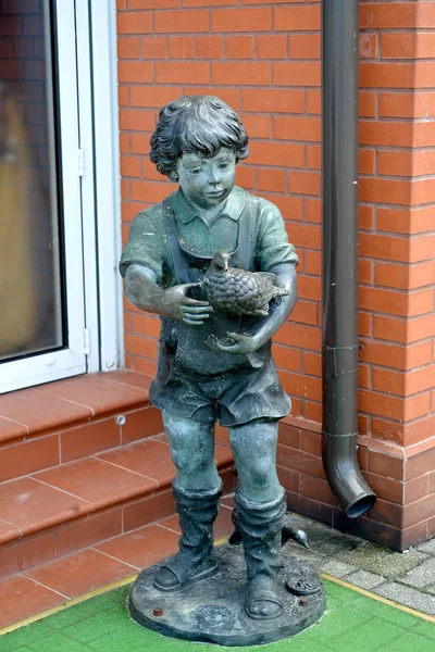 Zelenogradsk, Russland - 21. August 2016: Skulptur "Junge mit Patridge" — Stockfoto
