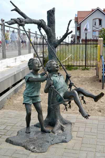 Zelenogradsk, Rusland - 21 augustus 2016: Sculpturale samenstelling "kinderen shake op een schommel" — Stockfoto