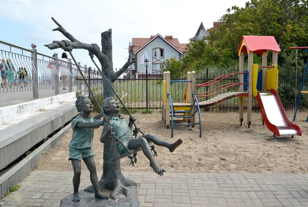 Zelenogradsk, Russland - 21. August 2016: Skulpturenkomposition "Kinder zittern auf einer Schaukel" auf dem Spielplatz — Stockfoto