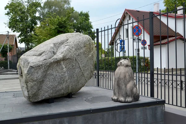 Zelenogradsk, Ryssland - 21 augusti 2016: Skulpturala sammansättning - en katt och en sten — Stockfoto