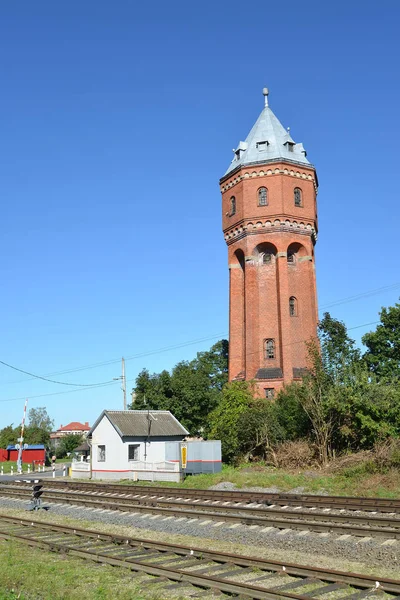 Wasserturm der Stadt Velau und Leitpfosten. znamensk, Kaliningrader Gebiet — Stockfoto