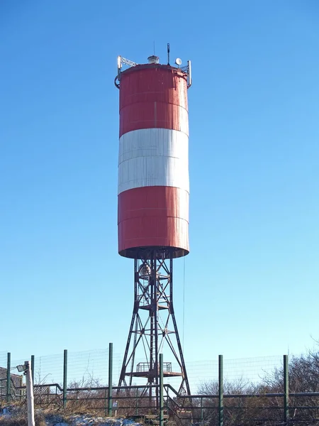 Liten beacon mot bakgrund av den blå himlen — Stockfoto